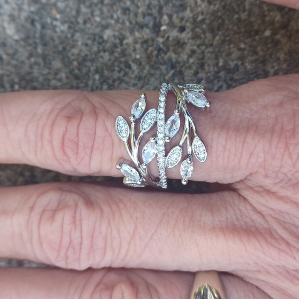SOLD!!!!!! sterling,CZ,petal design,ring! Sz.8